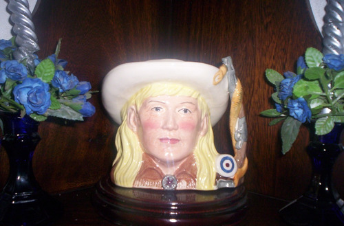 Royal Doulton El Lejano Oeste Annie Oakley Medium