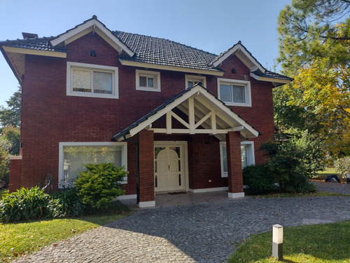 Casa Impecable Estado En Country, Desarrollada En 2 Plantas Con Piscina. Terreno 800 M2.