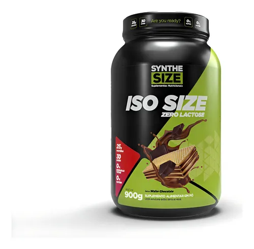 Pote de suplemento Synthesize Iso Size Zero Lactose sabor Wafer Chocolate em fundo branco, com imagem de biscoito wafer e calda de chocolate.