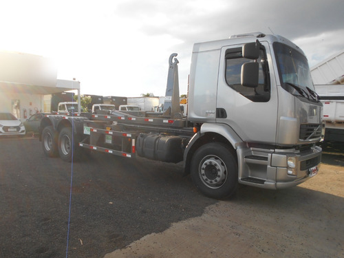 Imagem 2 de 25 de Volvo Vm 260 2010 Roll-on Roll-off