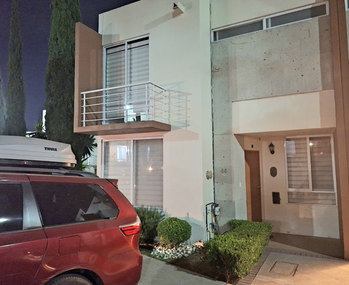 Hermosa Casa Con Recamara En Planta Baja En Venta