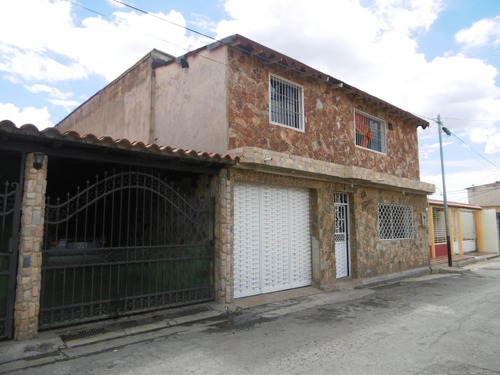 Casa En Venta En Santa Rita Maracay Aragua 24-15776 Irrr