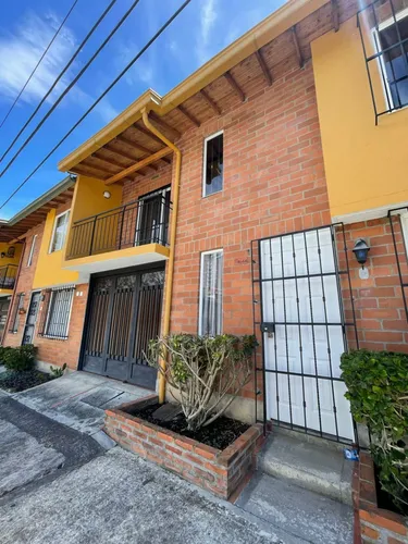 Casa En Venta En Jardines De La Católica. Cod V11893