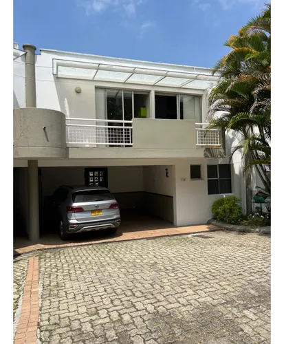 Rhbr-11857 Casa De 2 Niveles ( Poblado, Sector San Lucas)