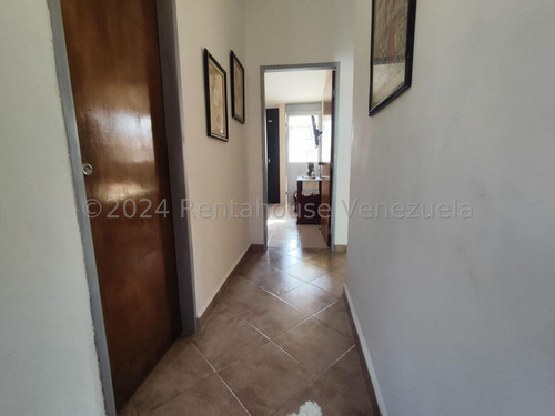 José Trivero Vende Hermosa Casa Ubicada En Excelente Zona De Cabudare, Cuenta Con Tanque Subterraneo