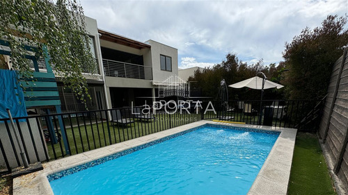 Amplia Casa / 2 Pisos / Patio Con Piscina/ 4 Dormitorios