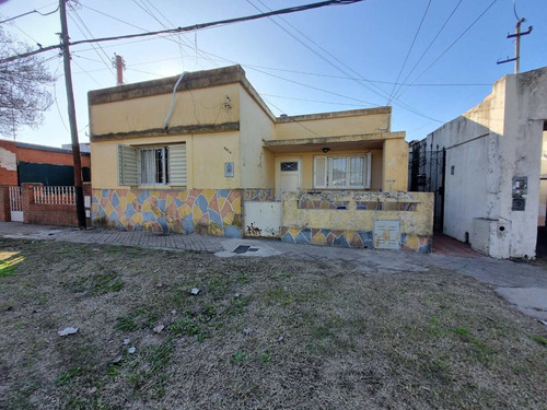 Casa Dos Dormitorios En Barrio Azcuenaga