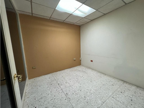 2ndo Y 3er Piso Para Uso Mixto En Renta En Jardines Del Contry, Mty.
