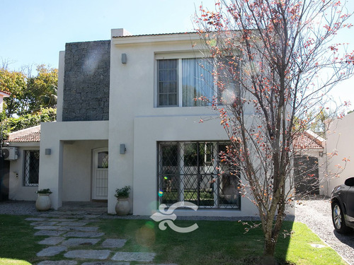 Casa En Venta En Carrasco Ref. 9274 (ref: Cbr-1074)