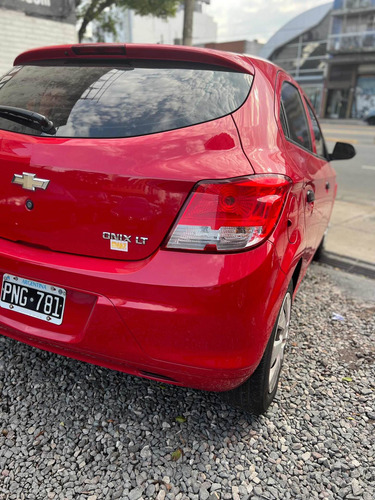 Imagen 10 de 24 de Chevrolet Onix 2016 1.4 Lt 98cv