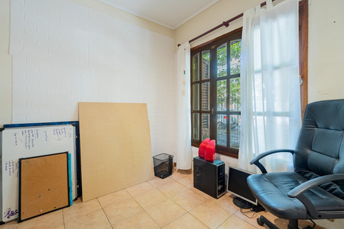 Casa Con Parque Y Pileta En Venta Av. Del Libertador 700, Castelar, Partido De Morón, Pba