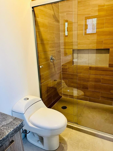 Estrena Casa En Lomas De Juriquilla, 4 Recamaras, Una En Pb, 4 Baños, Jardín