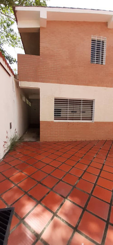 Se Venden 2 Town House Urb. Macarapana, Carupano Ve02-215es-rgon