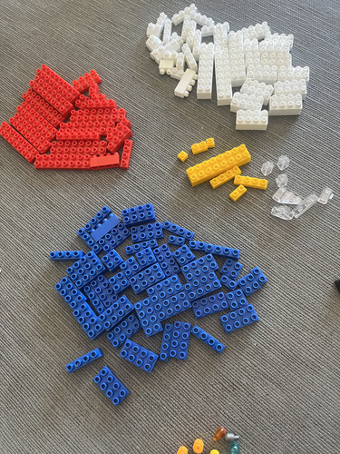 Lote 9 Playmobil Con Accesorios + Ladrillos De Construcción (Usado)