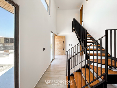 Moderna Y Espaciosa Casa Con Piscina, Jardín Y Quincho
