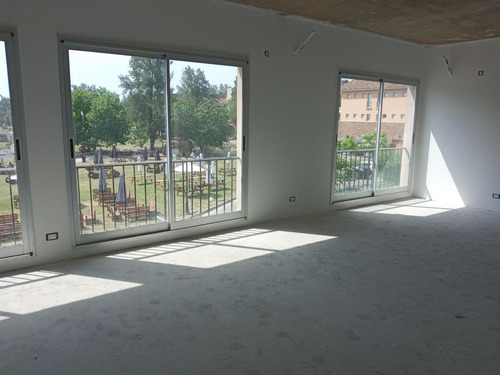 Imagen 2 de 7 de Venta De Oficina De Importantes Dimensiones En Pueblo Caamaño, Pilar.