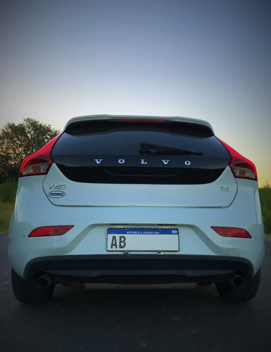 Volvo V40 T4 2.0 Turbo 2017 High Plus At 190 Hp
