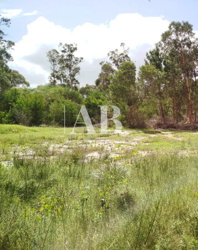 Terreno Limpio Y Nivelado En La Esmeralda A 3 Cuadras Del Mar.
