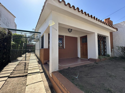 Barrio Juniors - Se Vende Casa De 2 Dorm - Patio Con Asador - Disponibilidad Inmediata