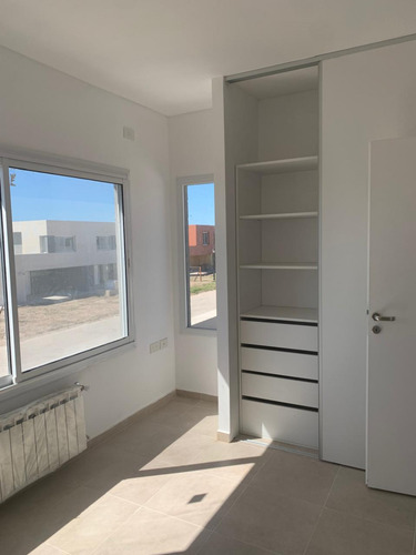 Casa En Alquiler Con 2 Dormitorios, Casas De Santa Maria, Villa Nueva, Tigre