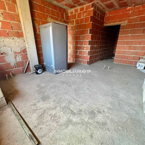 Te Ofrecemos Amplia Quinta En Venta Obra Gris Ubicado En Palmar Este Estado La Guaira Ref 005 - 500