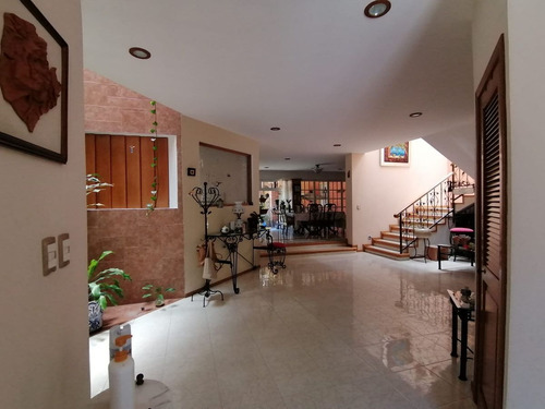 En Venta Casasa En Carretas, Gran Ubicación, 4 Recamaras, 5.5 Baños, Cto De Serv