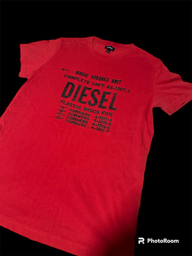 Camiseta Diésel Color Roja Con Estampado En Relieve, Talla S