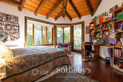 Casa En Venta En El Arrayan De 6 Dorm. En Lo Barnechea