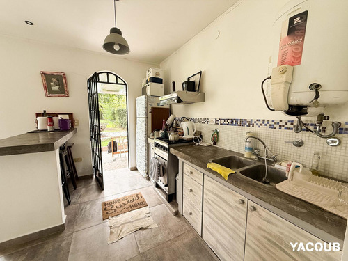 Casa En Venta - 3 Dormitorios 3 Baños - 2.100mts2 - Villa Elisa