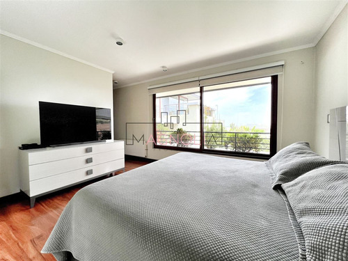 Casa En Venta De 5 Dorm. En Las Condes