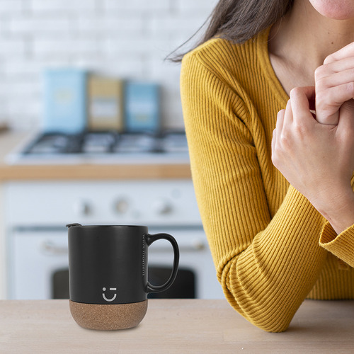 Miniso Taza Con Tapa Cerámica Negra 300 Ml