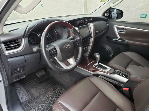 Imagen 8 de 14 de Toyota Sw4 2016 2.8 Srx 177cv 4x4 7as At