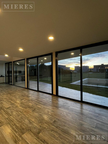Casa En Venta Con Renta Sobre Lote Interno En Barrio Ceibos Puertos