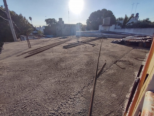Calle 78 E/ 2 Bis Y 3. Vendo Casa Desarrollada En Dos Plantas S/ Lote 10 X 31 Mts.