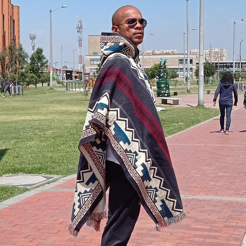 Imagen 2 de 8 de Maxiruana Poncho Hombre Mujer Lana Alpaca Ligera Con Capota
