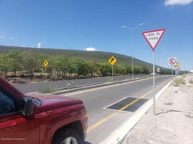 Lote 600 M2 Uso De Suelo Comercial, F.j. Serra Querétaro