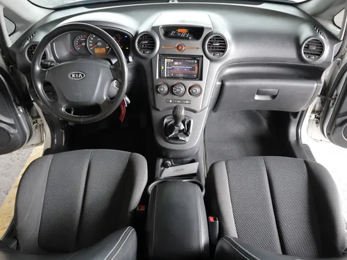 Kia Carens RONDO LX 2.0 MT 4X2 7PSJ