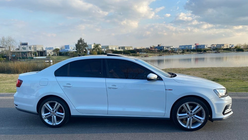 Imagen 2 de 15 de Volkswagen Vento 2.0 Tsi Gli 211cv App Connect + Nav
