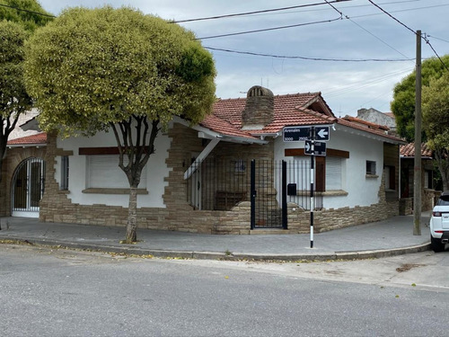 Casa Adaptada Oficina, 6 Despachos. Castelli Y Arenales, Reciclada.