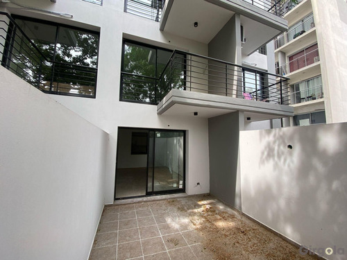 Monoambiente Con Patio En Villa Del Parque En Venta.