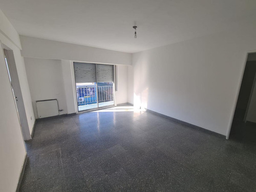 Imagen 4 de 9 de Departamento 2 Amb. Al Frente - 2º Piso X Escalera - S.justo (ctro)