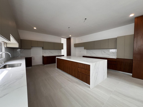 Casa En Venta Merida, Privada, De 659 Mt De Construccion.
