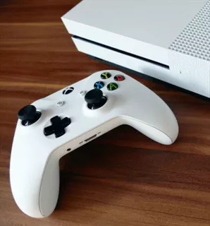 Xbox One S De 1 Tb Con 1 Joystick Y 36 Juegos Instalados