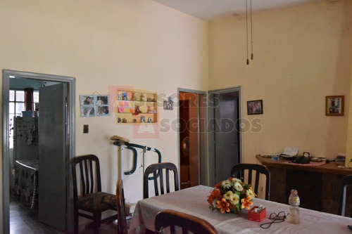 Casa De 3 Dormitorios En Villa Colon