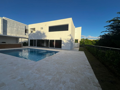 Villa Lujosa, Amueblada Lista Para Mudarse En Punta Cana Village, Con Piscina, Gimnasio, Terraza, 4 Habitaciones