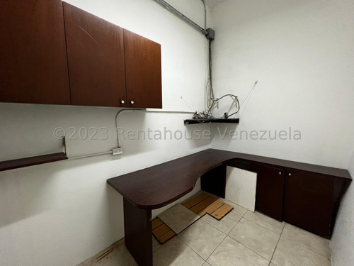 Ss: Vende Local Comercial 24-11677 En La Castellana De 113.64 M2