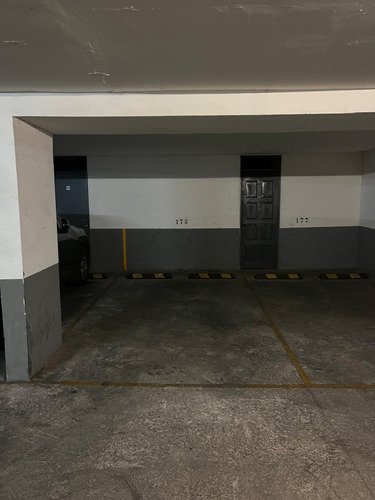 Amplio Estacionamiento Techado.