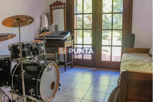 Imagen 13 de 18 de Venta De Casa De 4 Dormitorios En Barrio Super Tranquilo