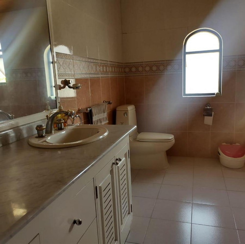 Casa En Desniveles De 3 Pisos, Hacienda Ojo De Agua Sup. 525 Mts