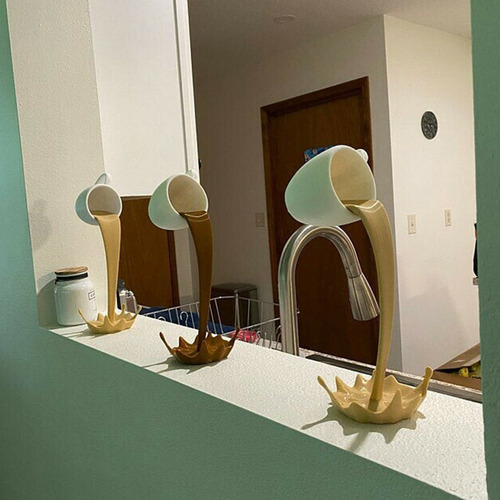 Taza De Café Que Se Derrama Flotante Para Decoración De Mesa